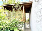 Aufgang zum Haus & Gartenhaus - Einfamilienhaus mit 300,00 m² in Freising zum Kaufen
