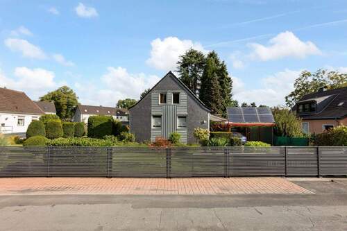 Hausansicht vorne - 6 Zimmer Einfamilienhaus in Krefeld