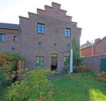 Immobilien-Richter: Reihenhausidylle in ruhiger und historischer Hoflage - Grevenbroich Allrath