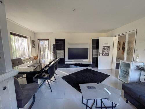 Wohnzimmer - Ihr neues Zuhause - ideale 3-Zimmer-Wohnung mit Garten