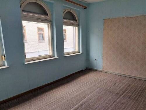 renovierungsbed. Raum im OG. - 