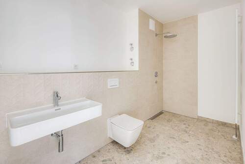 helles Bad mit bodengleicher Dusche - 