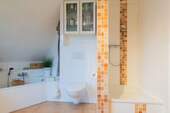 Badezimmer mit Wanne und Dusche - 