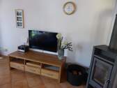 Flachbildschirm und Holzofen - 