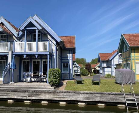 Ansicht vom Wasser - Ferienhaus mit eigenem Bootssteg im Hafendorf Rheinsberg