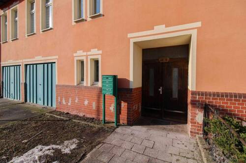 Hauseingang und Garagen - 