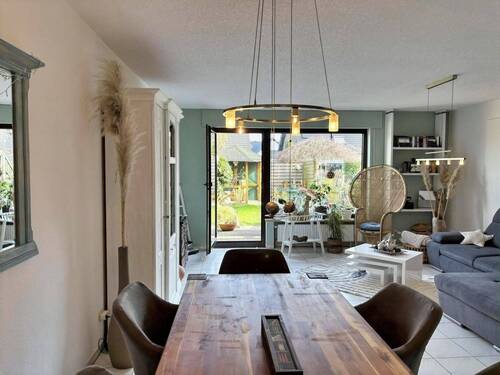 Helles Wohn- und Esszimmer mit Blick ins Grüne - 4 Zimmer Reihenmittelhaus in Rheinberg