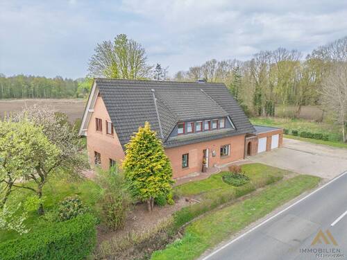 Bild 1 - Verkauf: Zweifamilienhaus mit großzügigem Grundstück in Schwichteler!