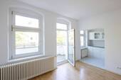 Zimmer 1 - Bezugsfreie 2-Zimmer-Altbauwohnung mit traumhaftem Balkon in ruhiger Seitenstraße!