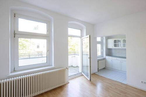 Zimmer 1 - Bezugsfreie 2-Zimmer-Altbauwohnung mit traumhaftem Balkon in ruhiger Seitenstraße!