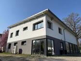Gesamtansicht - Repräsentative Gewerbeimmobilie mit Showroom, Büroflächen, Betriebsleiterwohnung und Erweiterungspotenzial