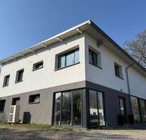 Repräsentative Gewerbeimmobilie mit Showroom, Büroflächen, Betriebsleiterwohnung und Erweiterungspotenzial - Breisach am Rhein