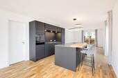 Designer-Küche mit Tresen - 4 Zimmer Etagenwohnung in Landsberg am Lech