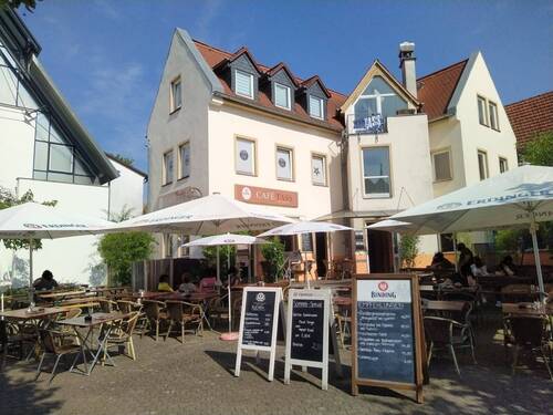 Objektansicht mit Außenterrasse - Top-Gelegenheit! Vermietetes Bistro und 2 Wohneinheiten in zentraler Lage von Hofheim zu verkaufen.