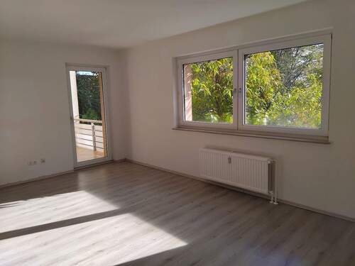 Wohnzimmer 1 - JT an CS - MB 16.11.2025 Sehr schöne 2 Zimmer Wohnung mit Balkon in Duisburg zu vermieten