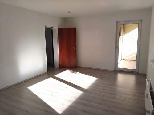 Wohnzimmer 2 - 2 Zimmer Etagenwohnung zur Miete in Duisburg