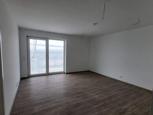 Wohnzimmer mit Balkon - 2 Zimmer Etagenwohnung zur Miete in Dierdorf