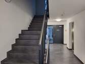 Treppenhaus mit Aufzug - 