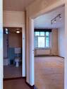 Blick ins Schlafzimmer mit angrenzendem Badezimmer - 