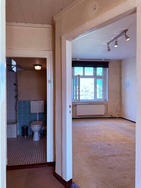 Blick ins Schlafzimmer mit angrenzendem Badezimmer - 