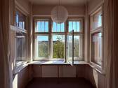 Flügelfenster mit Ausblick ins Grüne - Altbau in Platzlage - sanierungsbedürftige 3-Zimmer Wohnung mit Balkon und Fahrstuhl!