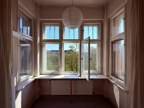 Flügelfenster mit Ausblick ins Grüne - Altbau in Platzlage - sanierungsbedürftige 3-Zimmer Wohnung mit Balkon und Fahrstuhl!