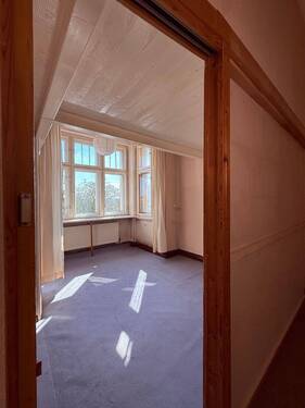 Wohnzimmer mit großen Fenstern und rückbaubarer Zwischenwand - Etagenwohnung mit 92,60 m&sup2; in Berlin zum Kaufen