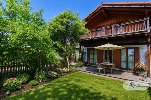 Gartenansicht Beispiel - Stilvolle Doppelhaushälfte mit Studio & Bergblick
