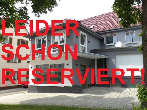 Ansicht Straße / Eingang - HELL & FREUNDLICH: Laden-Büroeinheit in zentraler Lage Langenaus zu vermieten!