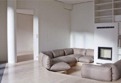 Sofa mit Kamin - 4 Zimmer Etagenwohnung in Berlin