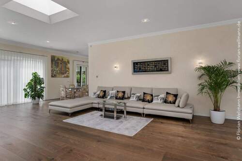 ... angeschlossener offener Küchenzone. - 