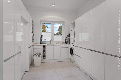 Hauswirtschaftsraum (15,96m²) der Küche direkt angeschlossen (auch mit Zugang zum Keller). - 