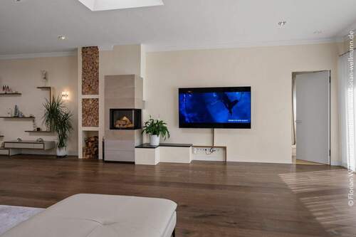 Hauptschlafzimmer direkt vom Wohnzimmer erreichbar (Tür rechts). - 