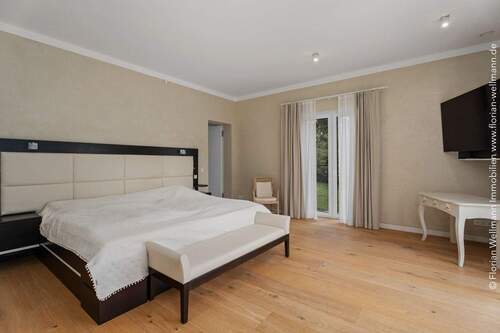 ... direkt angeschlossenem Badezimmer (Tür hinten). - 