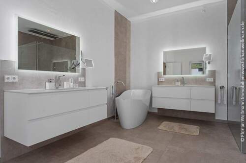 ... freistehender Wanne, zwei Waschtischen ... - 