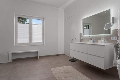 ... und angeschlossener Ankleide (Tür links, nicht im Bild). - 