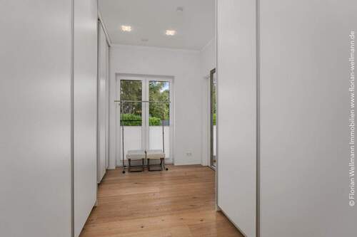 Ankleidezimmer (15,35m²) mit maßgefertigten, deckenhohen Einbauschränken. - 