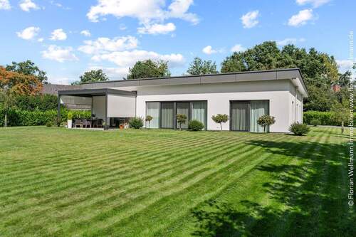 Garten mit großer Rasenfläche zum Spielen oder Flanieren. - 