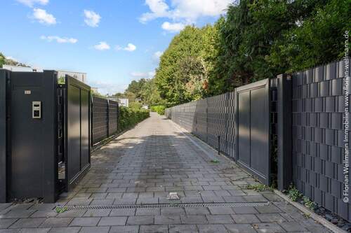 Sicherheitstor und Zufahrt zum Grundstück. - 4 Zimmer Bungalow zum Kaufen in Bremen