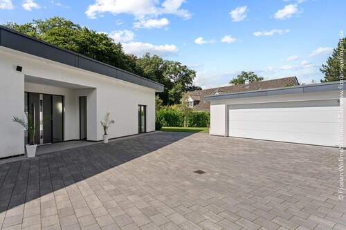 Hofbereich vor dem Haus mit separatem Garagentrakt rechts ... - 4 Zimmer Bungalow in Bremen