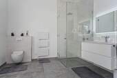 ... verglaster Eckdusche, zwei Waschtischen ... - 
