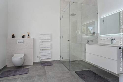 ... verglaster Eckdusche, zwei Waschtischen ... - 