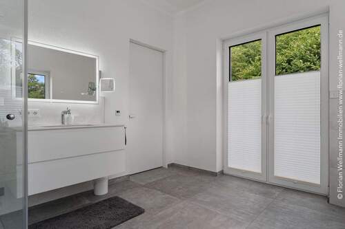 ... und Fenstertüren zum Garten. - 