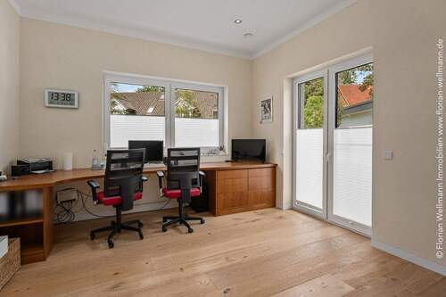 Büro (15,78m²) auf der gegenüberliegenden Seite der Eingangsdiele. - 