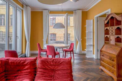 Weitere Ansicht Wohnzimmer mit Zugang zur Terrasse und zum Balkon - 2 Zimmer Etagenwohnung in Berlin