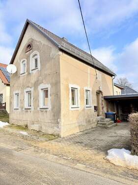 Hausansicht Straße - Charmantes Wohnhaus - Renovierungsobjekt mit großem Gestaltungspotenzial