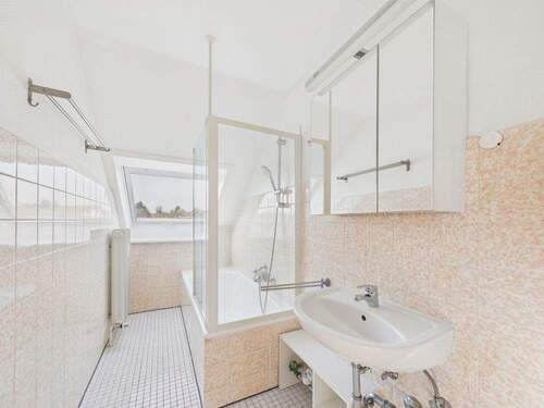 Badezimmer mit Tageslicht - Etagenwohnung mit 50,80 m&sup2; in Öhringen zum Kaufen