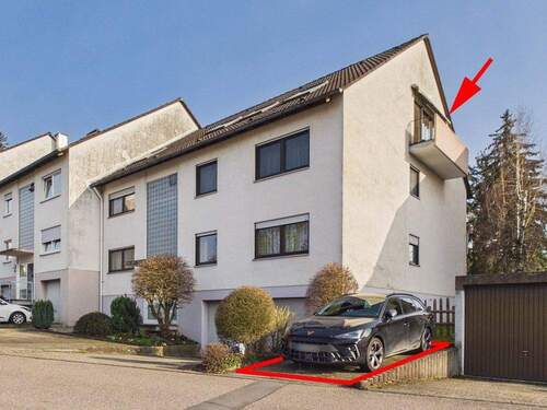 Gebäudeansicht mit Stellplatz und Wohnungslage - 