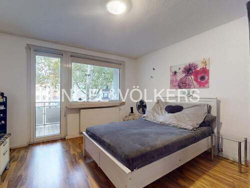 Schlafzimmer mit Zugang zur Loggia - 3 Zimmer Etagenwohnung in Krefeld