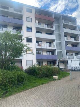 Bild Ferdinand-Weiß-Str. - 2 Zimmer-Wohnung mit Schwarzwaldblick. Lichtdurchflutete Zimmer, Balkon mit Doppelzugang und Tiefgarage in Freiburg
